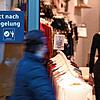 Am Schaufenster eines Geschäfts für Damenwäsche auf der Frankfurter Zeil prangt ein Hinweis mit der Aufschrift &ldquo;Zutritt nach ...