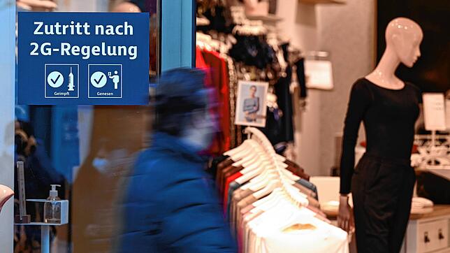 Am Schaufenster eines Geschäfts für Damenwäsche auf der Frankfurter Zeil prangt ein Hinweis mit der Aufschrift &ldquo;Zutritt nach ...