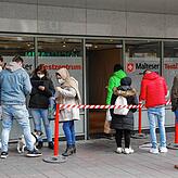 Beim Testzentrum der Malteser stehen die Testwilligen am Samstag an oder warten auf ihr Testergebnis.