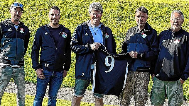 Neuer Trainer: Ralf Lauber (Mitte) aus Binzgen übernimmt die 1. Mannschaft der Spvgg. Andelsbach. Begrüßt wird er (von links) von Felix ...