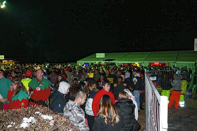 Etwa 500 Menschen mussten am Samstag, 28. Januar kurzzeitig das große Festzelt beim Narrentreffen in Behla verlassen. 25 Personen ...