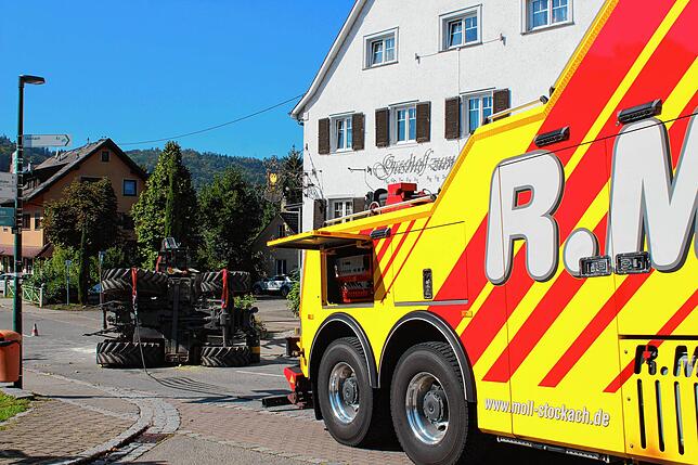 Bild 2: Wahlwies: Bilder - Bergung des umgekippten Traktors in der Adler-Kurve!