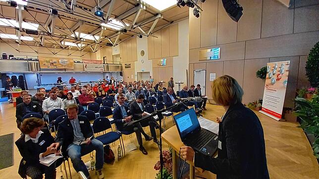 Die Teilnehmer des vierten Stockacher Businesstreffs hören den Einführungsworten von Bürgermeisterin Susen Katter im Bürgersaal der ...