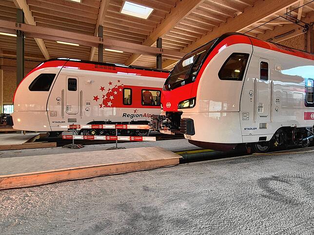 In frischem Glanz präsentieren sich die neuen Züge des Zugherstellers Stadler, die künftig für die schweizerischen Unternehmen SBB, ...