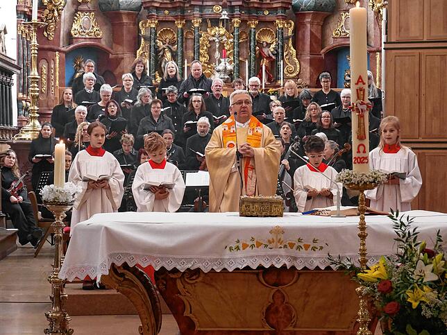 Dekan Peter Berg zelebrierte das Hochamt im Münster. Begleitet wurde die Messe vom Münsterchor und -orchester, der Solistin Marie ...