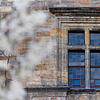 Tschechien, Prag: Blick auf ein Fenster im Seitenflügel des Alten Königspalastes. Das Fenster, wurde durch den Prager Fenstersturz ...