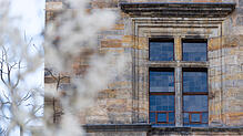 Tschechien, Prag: Blick auf ein Fenster im Seitenflügel des Alten Königspalastes. Das Fenster, wurde durch den Prager Fenstersturz ...