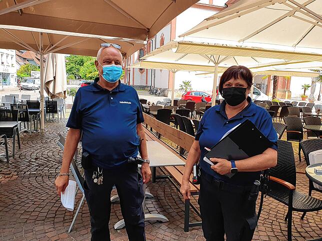 Jörg Sommer und Carmen Wehrle ziehen von Restaurant zu Restaurant, um die Wirte über die neue Corona-Verordnung zu informieren.