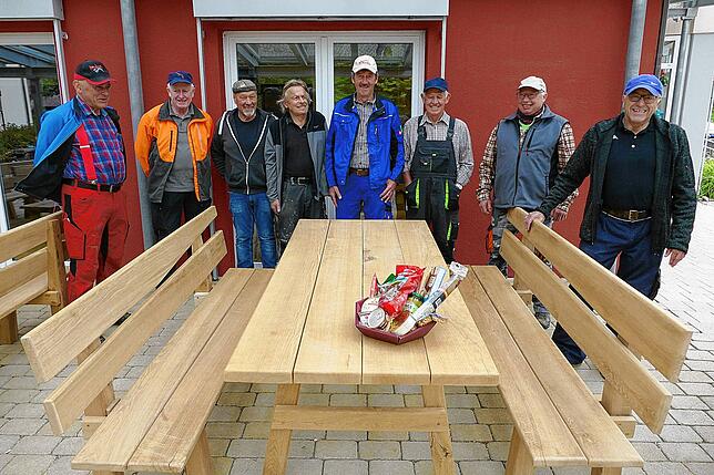 Die Kreenheinstetter Wandergruppe hat schon so manches Bänkle gebaut (v.l.): Johann Braun, Willy Rudolf, Edmund Bühler, Gustav Hafner, ...
