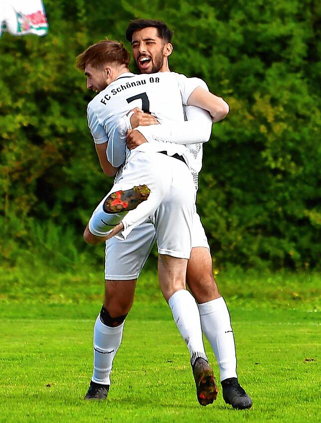 Auswärtspunkt: Ali-Kaan Kocak herzt Lukas Guschel (Nr. 7), der dem FC Schönau mit seinem fünften Saisontor das 1:1 beim SV Buch ...