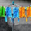 Babystrampler trocknen an einer Wäscheleine: Kinderkleidung kann man mieten &ndash; das ist praktisch, weil Kinder schnell aus ihr ...
