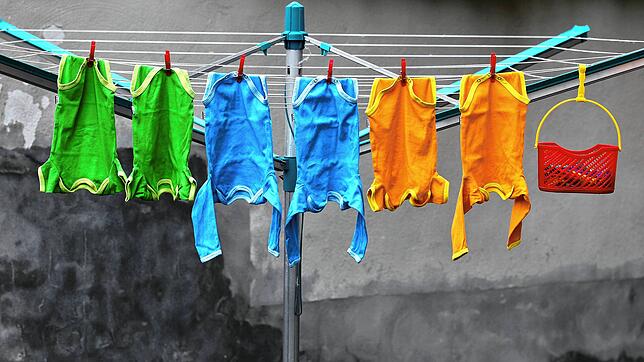 Babystrampler trocknen an einer Wäscheleine: Kinderkleidung kann man mieten &ndash; das ist praktisch, weil Kinder schnell aus ihr ...