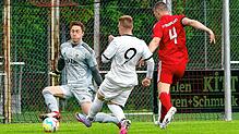 In der ersten Spielminute hatte Gästespieler Dennis Hiller (9) die Chance zum 1:0. Der Überlinger Torhüter Maximilian Ritzler konnte ...