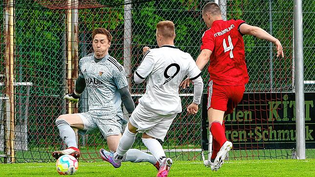 In der ersten Spielminute hatte Gästespieler Dennis Hiller (9) die Chance zum 1:0. Der Überlinger Torhüter Maximilian Ritzler konnte ...