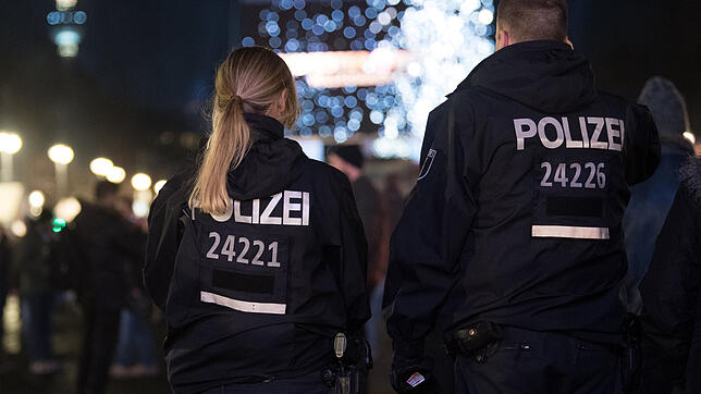 Polizisten am Brandenburger Tor in Berlin.