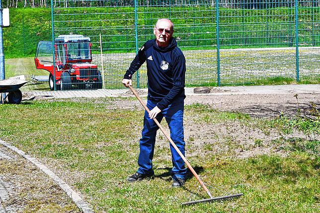 Handarbeit: Jürgen Lonardoni kümmert sich um Rasen und Grünflächen im Waldstadion Laufenburg.