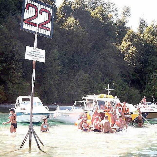 Bei Niedrigwasser kann man den Teufelstisch begehen – so wie hier 2003.