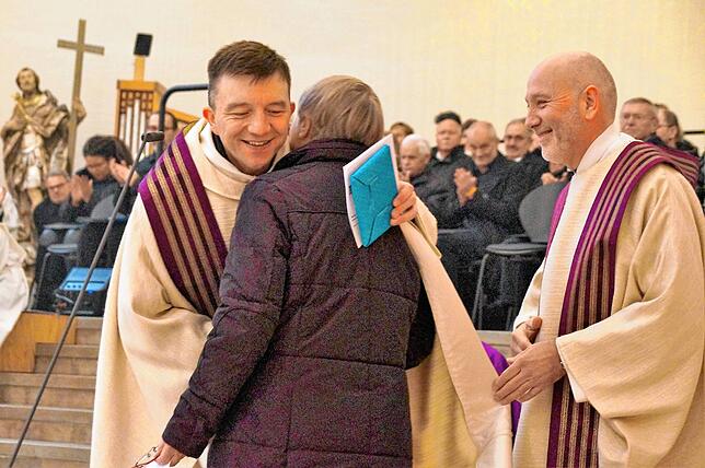Bild 1: Die schönsten Bilder der Feier der Altarweihe in der Kirche St. Oswald in Stockach (Teil 1)