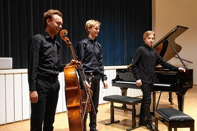 Das Arcon Trio freut sich über begeisterten Applaus im Bürgerhaus Moos