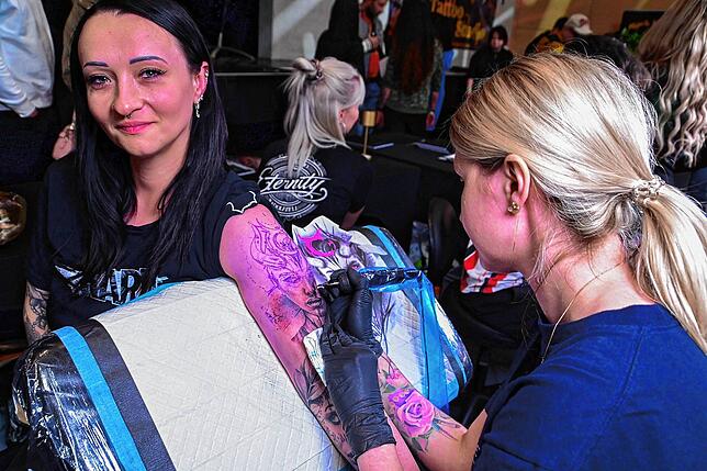 Svetlana Cagir aus Schwenningen lässt sich ein großflächiges Tattoo auf den Oberarm stechen.