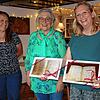Elisabeth Hafner (links) und Birgit Riester (rechts) leiten die Gedenkstätte und überreichen ihrer Vorgängerin Berta Rudolf (Mitte) ...