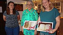 Elisabeth Hafner (links) und Birgit Riester (rechts) leiten die Gedenkstätte und überreichen ihrer Vorgängerin Berta Rudolf (Mitte) ...
