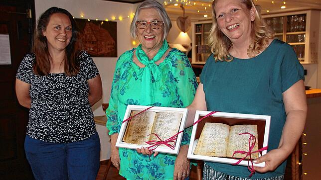Elisabeth Hafner (links) und Birgit Riester (rechts) leiten die Gedenkstätte und überreichen ihrer Vorgängerin Berta Rudolf (Mitte) ...