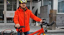 Radkoordinator Patrick Heizmann vor dem Gebäude des Landratsamtes Waldshut in der Gartenstraße, in dem er sein Büro hat, auch im Winter ...