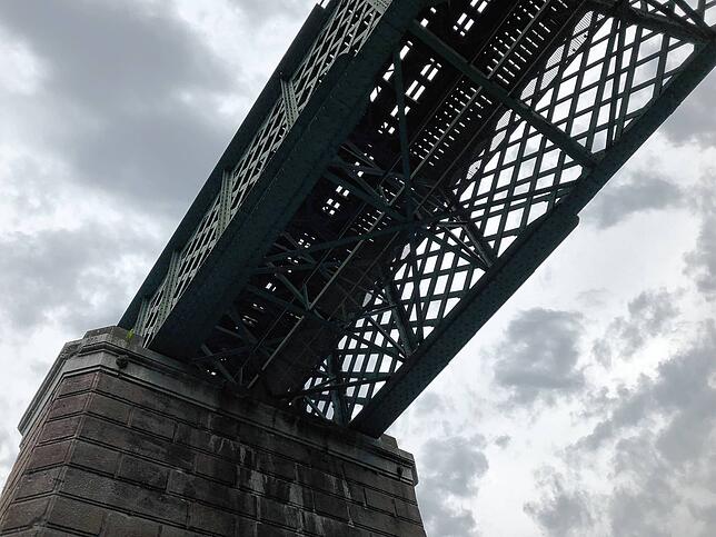 Die Eisenbahnbrücke, die seit mehr als 160 Jahren Waldshut und Koblenz verbindet, wird saniert.