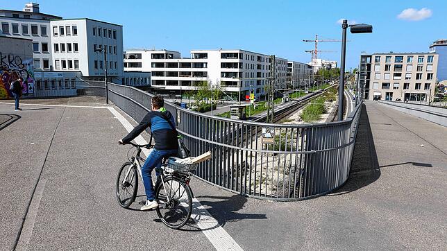 Wer nicht an den Bahnübergängen Peterhauser Straße oder Schneckenburgstraße warten möchte, kann die Z-Brücke nehmen, um die Schienen zu ...