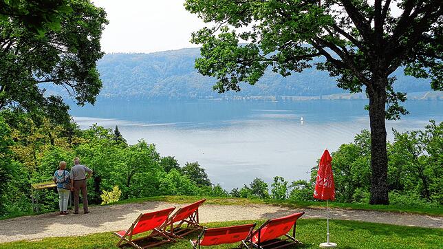 Traumblick vom Haldenhof über den Bodesee bis zum Bodanrück: Die sechste und letzte Etappe des Jubiläumswegs Bodenseekreis führt von ...