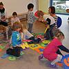 Diese kleine Rasselbande genießt das Spielen im Kinderhaus Rhein-Au. Genügend Platz zum Toben und Puzzlen gibt es unter anderem in ...