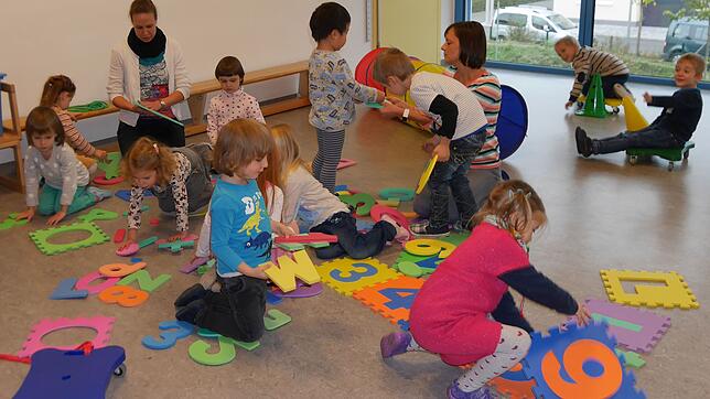 Diese kleine Rasselbande genießt das Spielen im Kinderhaus Rhein-Au. Genügend Platz zum Toben und Puzzlen gibt es unter anderem in ...