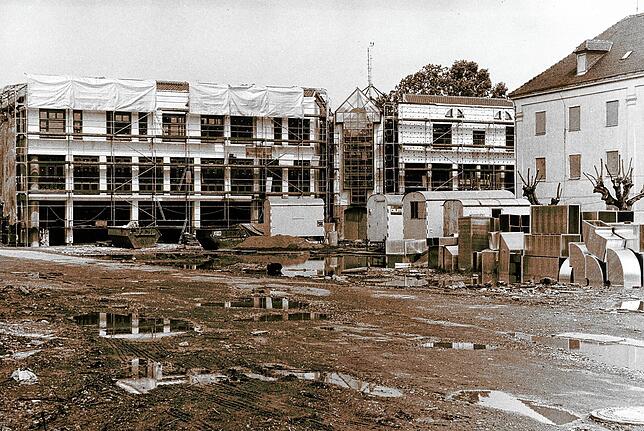 Noch im Bau: So sah das Landratsamt etwa 1983 aus. Im Dezember des gleichen Jahres war die Behörde am Benediktinerplatz in ...