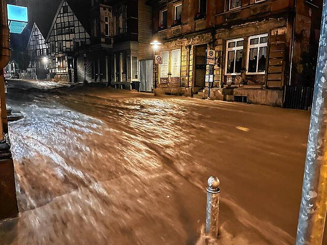 Wasser fließt in Hagen in Nordrhein-Westfalen eine Straße hinunter.