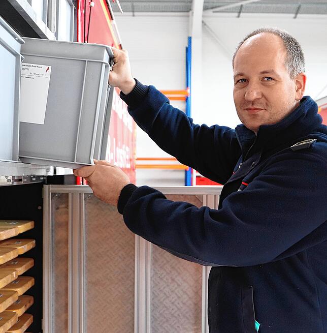 Kreisbrandmeister Florian Vetter präsentiert in der neuen Katastrophenschutzhalle den Logistik-Abrollbehälter.