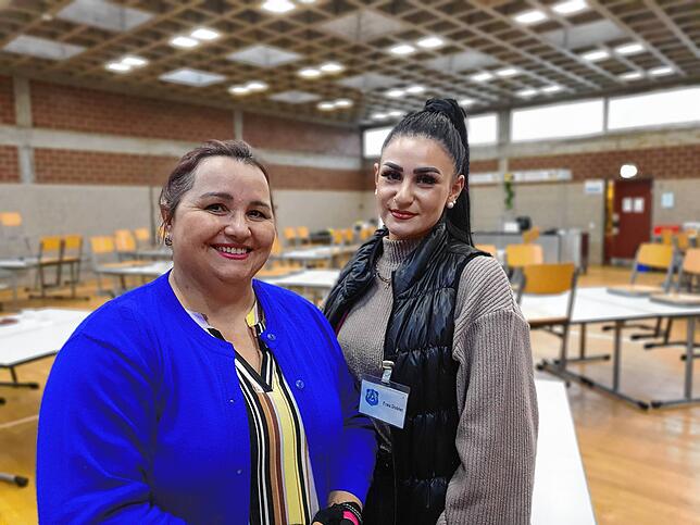 Heimleiterin Elena Becker (links) und Managerin Julia Dobler im Speisesaal der Notunterkunft in Überlingen.