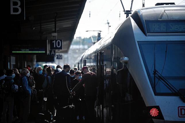 Volle Bahnsteige, volle Züge &ndash; dank Neun-Euro-Ticket.
