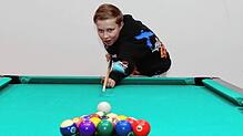 Zielstrebig visiert der 14-jährige Joris die Billiardkugeln an. Das Spiel ist nur eine von etlichen anderen Beschäftigungen, denen er in ...