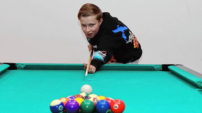 Zielstrebig visiert der 14-jährige Joris die Billiardkugeln an. Das Spiel ist nur eine von etlichen anderen Beschäftigungen, denen er in ...
