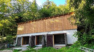 Eine ehemalige Scheune wird derzeit im Grünen beim Sportgelände Rebhalde umgebaut und mit der erforderlichen Infrastruktur für eine neue ...