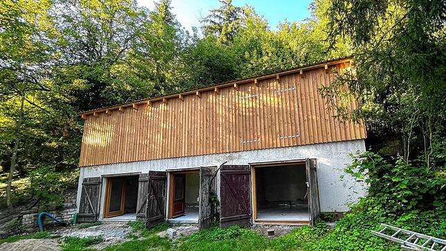 Eine ehemalige Scheune wird derzeit im Grünen beim Sportgelände Rebhalde umgebaut und mit der erforderlichen Infrastruktur für eine neue ...
