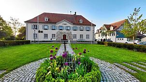 Das Rathaus von Herdwangen. Das Wandgemälde um die Eingangstür zeigt Szenen aus dem Bauernkrieg 1525. Bild: Kirsten Johanson