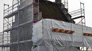 Der Hexenturm ist seit April eingerüstet. Brütende Vögel haben den Start der Arbeiten verzögert. Hier sind die in Absprache mit dem BUND ...