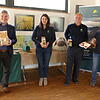 Tuttlingens Landrat Stefan Bär, Vorsitzender des Naturparkvereins, mit einem Pack Schafwollpellets, Christine Baumhauer, ...