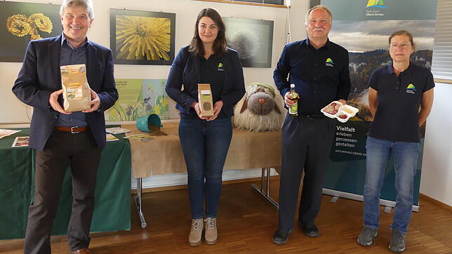 Tuttlingens Landrat Stefan Bär, Vorsitzender des Naturparkvereins, mit einem Pack Schafwollpellets, Christine Baumhauer, ...