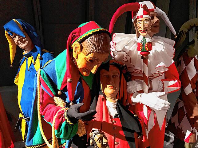 Bunte Kostüme und Holzmasken der Fasnacht präsentiert das Fasnachtsmuseum in Bad Dürrheim.