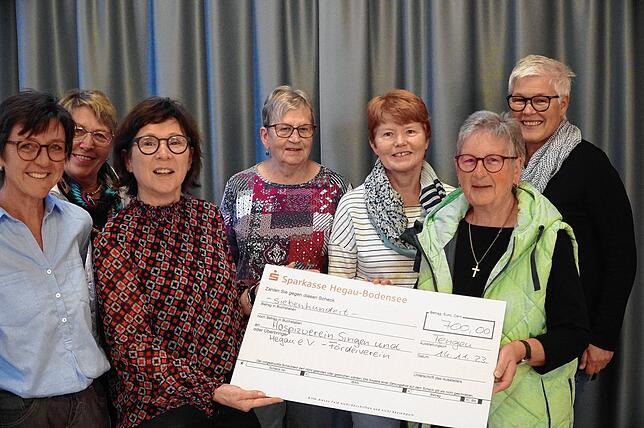 Eine von vielen Spenden. Die Frauengemeinschaft Tengen hat dem Hospiz-Förderverein Singen im November 2023 eine Spende überreicht. ...