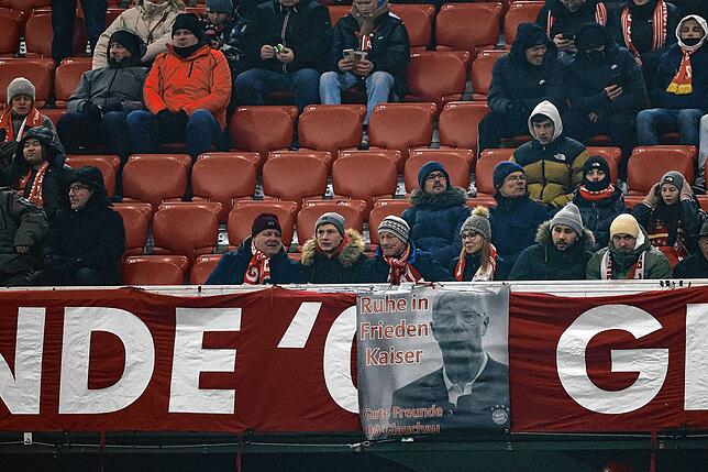 &bdquo;Ruhe in Frieden Kaiser&ldquo; ist auf einem Plakat zu lesen, das Fans in die Allianz Arena mitgebracht haben.