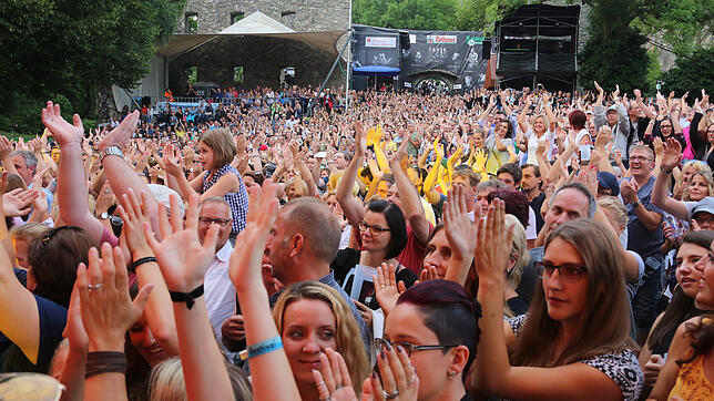 Wenn in Singen die Stars zum Hohentwiel-Festival kommen, strömen die Menschen. Hier Fans der Sängerin Sarah Connor.